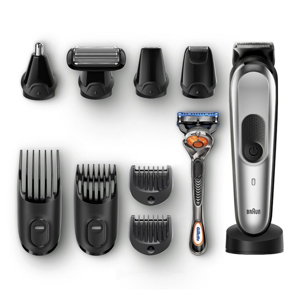 Set mit Trimmer, Aufsätzen und Rasierer. Der Trimmer ist silberfarben mit schwarzem Griff. Aufsätze in Schwarz. Rasierer mit blauem und orangefarbenem Akzent.