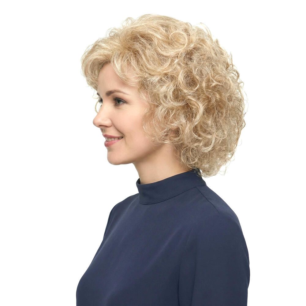 Blonde Lockenperücke, Seitenansicht. Frau mit blauem Oberteil. Weißer Hintergrund.