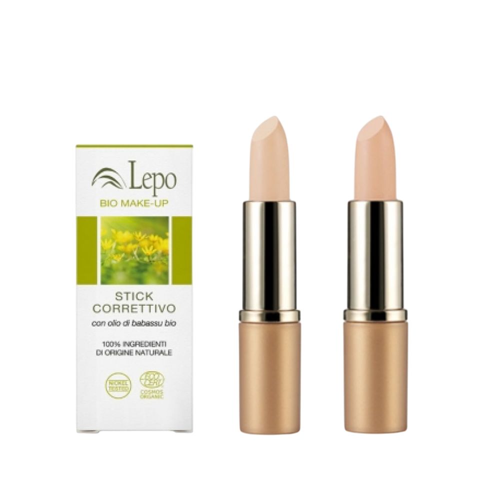 L'immagine mostra due STICK CORRETTIVO BIO LEPO accanto alla loro confezione. Gli stick sono alloggiati in custodie dorate, con punte di stick color crema. La confezione è bianca con accenti verdi e il logo LEPO, oltre alle informazioni sul prodotto in italiano.