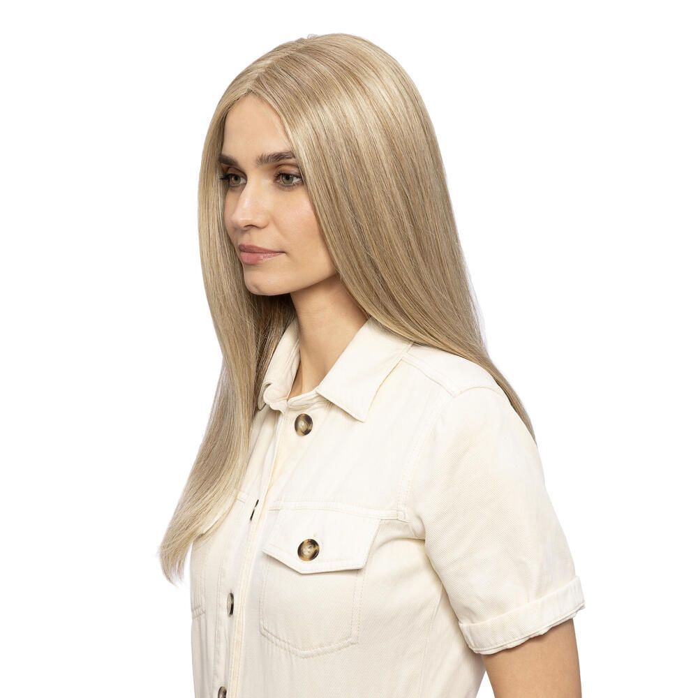 Haarteil Rose von trendhair. Blondes, langes Haar. Seitenansicht einer Frau mit dem Haarteil. Sie trägt ein helles Hemd.