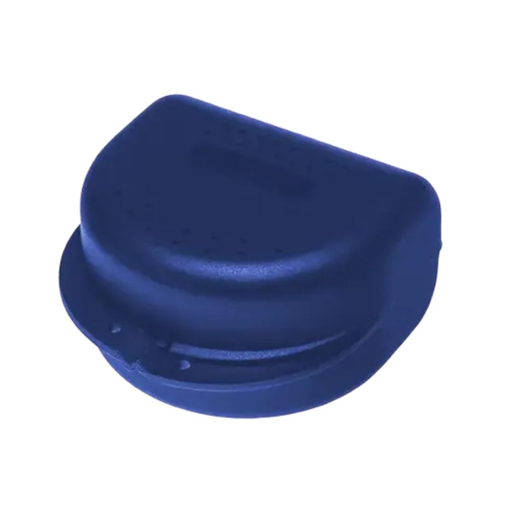 Dunkelblaue, halbrunde Zahnspangenbox mit Deckel. Oberseite mit kleinen Löchern. Unterteil mit Aussparung.