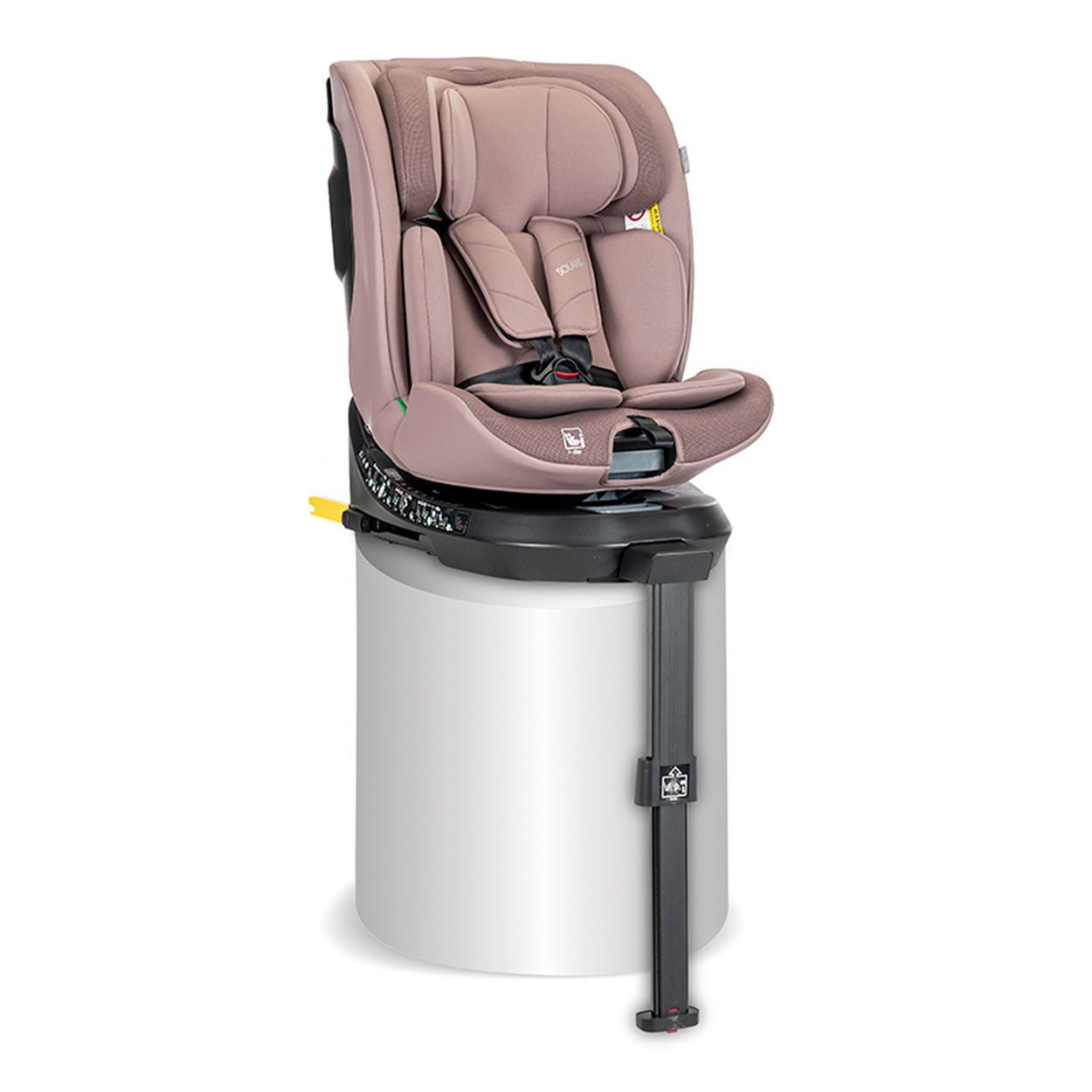 Beiger Kindersitz mit 5-Punkt-Gurt und verstellbarer Kopfstütze auf einem Sockel.