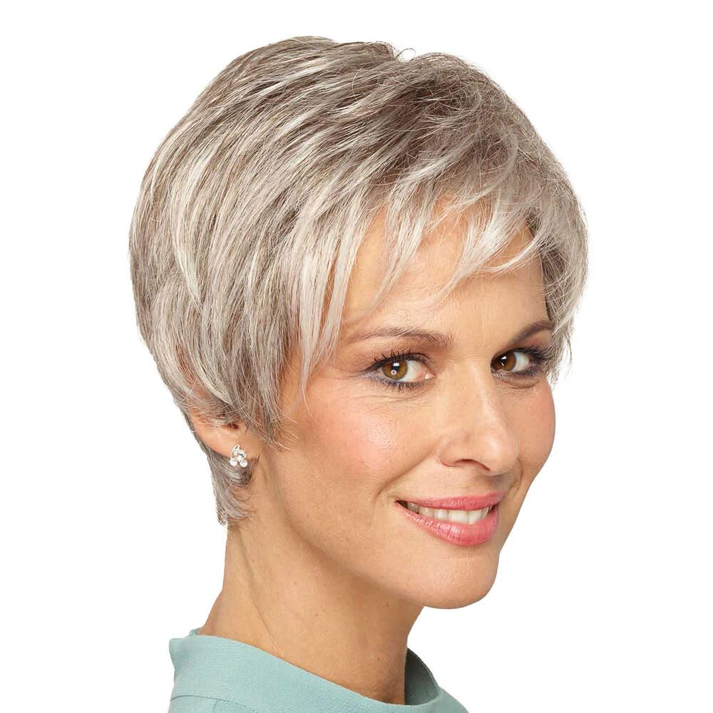 Kurzhaarperücke, graues Haar, Frau mit Lächeln. Hellblauer Oberteil.