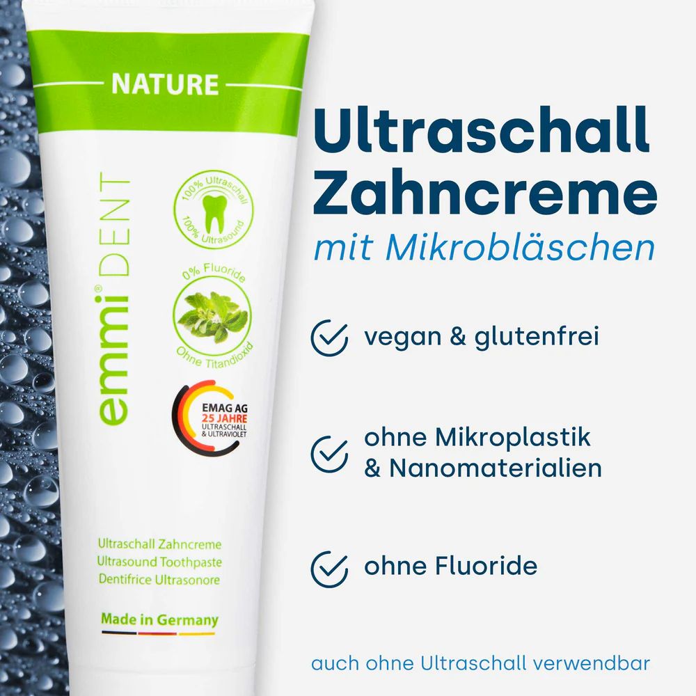 Zahnpasta-Tube mit grünen Akzenten. Text: emmi-dent, Nature, 0% Fluorid, ohne Titandioxid. Vegan & glutenfrei.