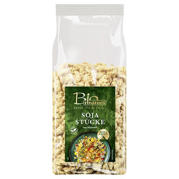 Packung mit Soja-Stücken. Aufschrift: Bio Rinatura, Soja Stücke, aus Sojamehl. Abbildung eines Gerichts.