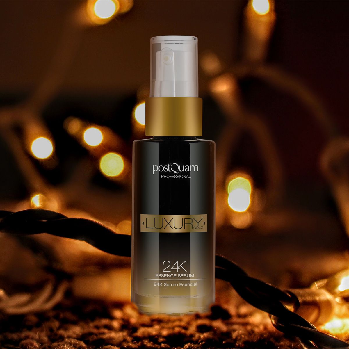 Serumflasche mit goldfarbenem Deckel, Aufschrift "Luxury 24K Essence Serum", vor Lichterkette.