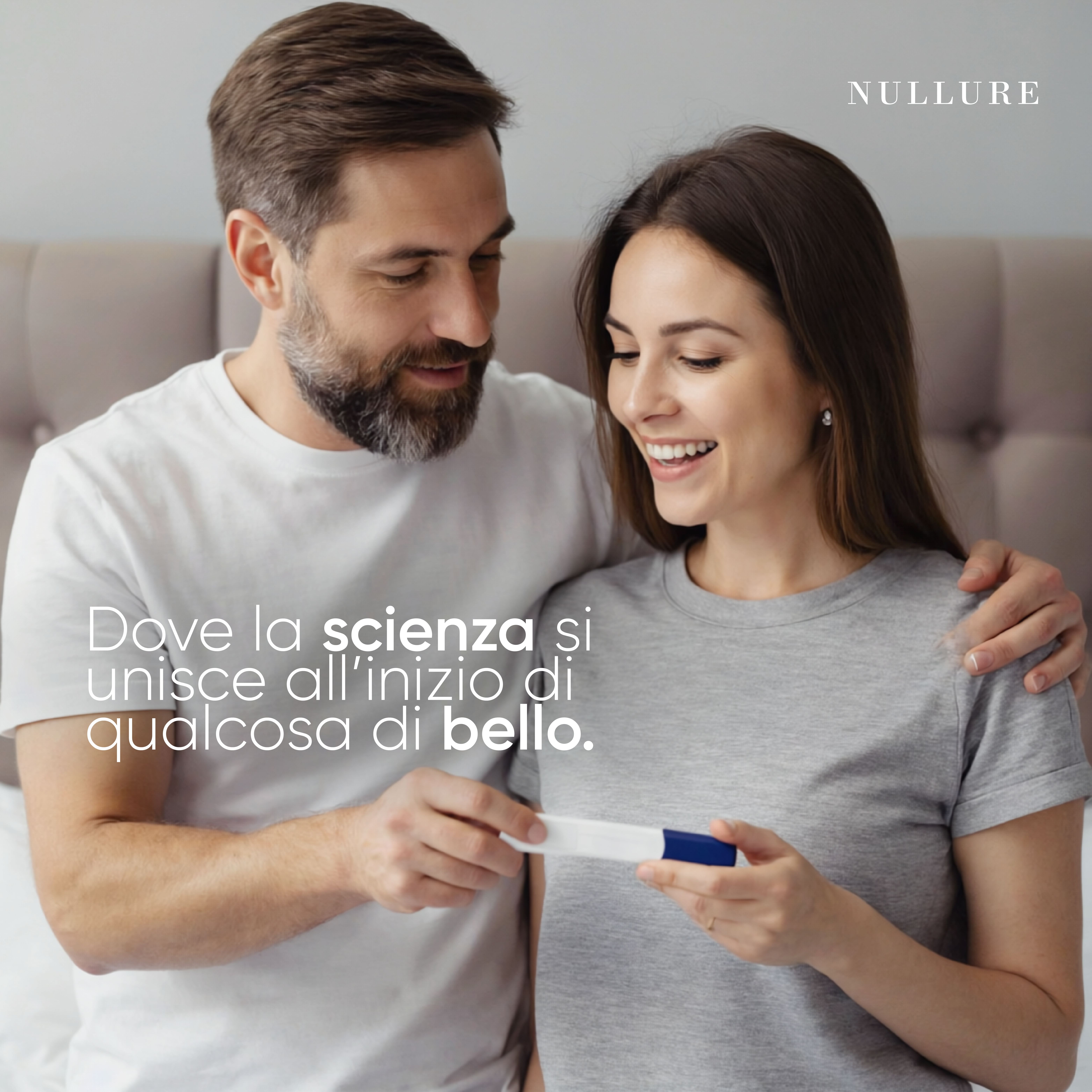 Paar hält Schwangerschaftstest. Text: Dove la scienza si unisce all'inizio di qualcosa di bello.