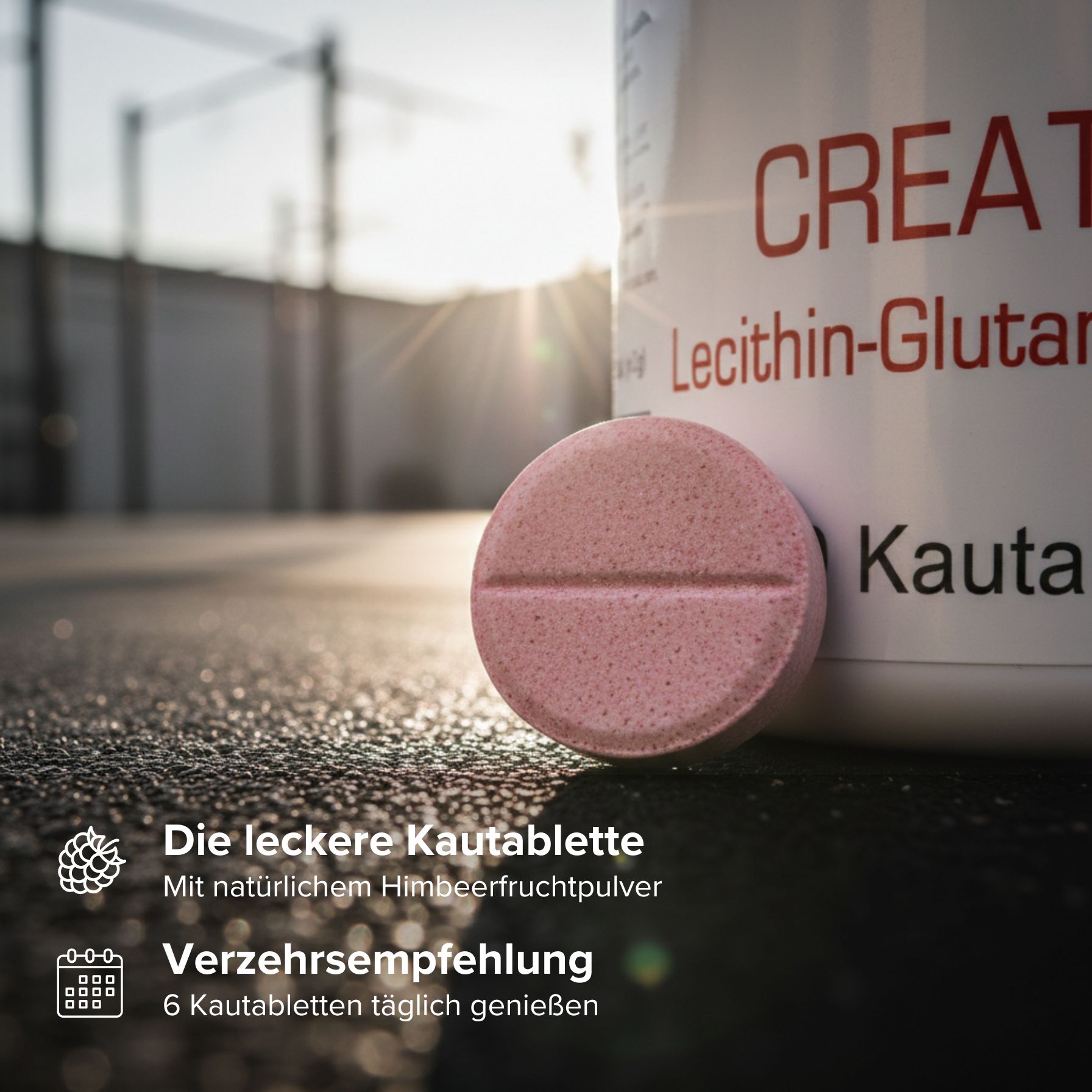 Eine rosa Kautablette liegt vor einer Dose. Text: Die leckere Kautablette. Mit natürlichem Himbeerfruchtpulver. Verzehrsempfehlung: 6 Kautabletten täglich genießen.