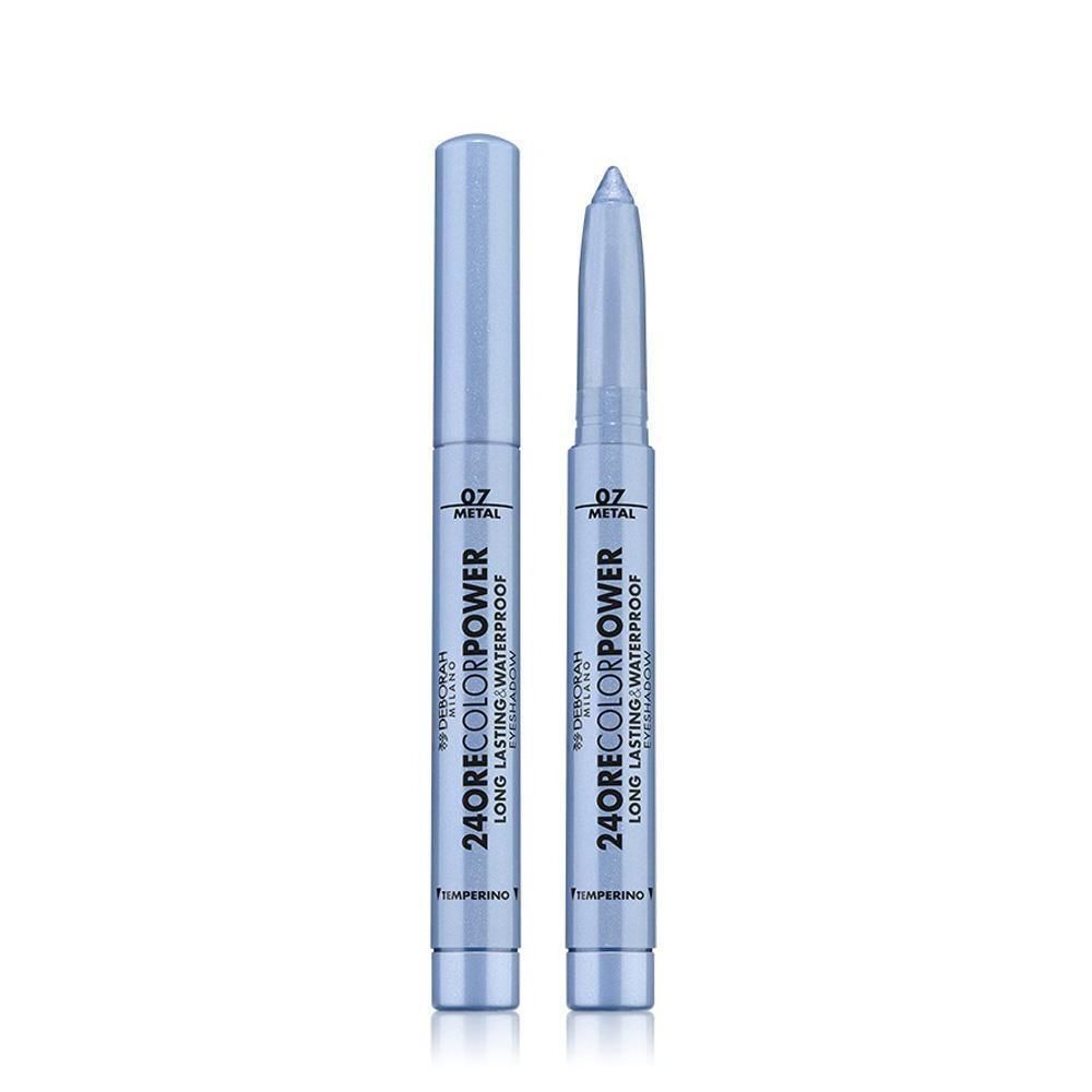 Zwei blaue Stifte. Einer geschlossen, einer geöffnet. Aufschrift: 24ORECOLORPOWER, LONG LASTING WATERPROOF, 07 METAL. Marke Deborah Milano.