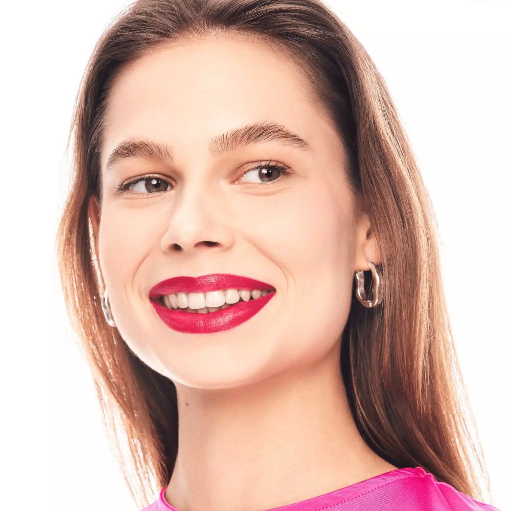 Frau mit Lippenstift. Roter Lippenstift auf den Lippen. Sie lächelt.