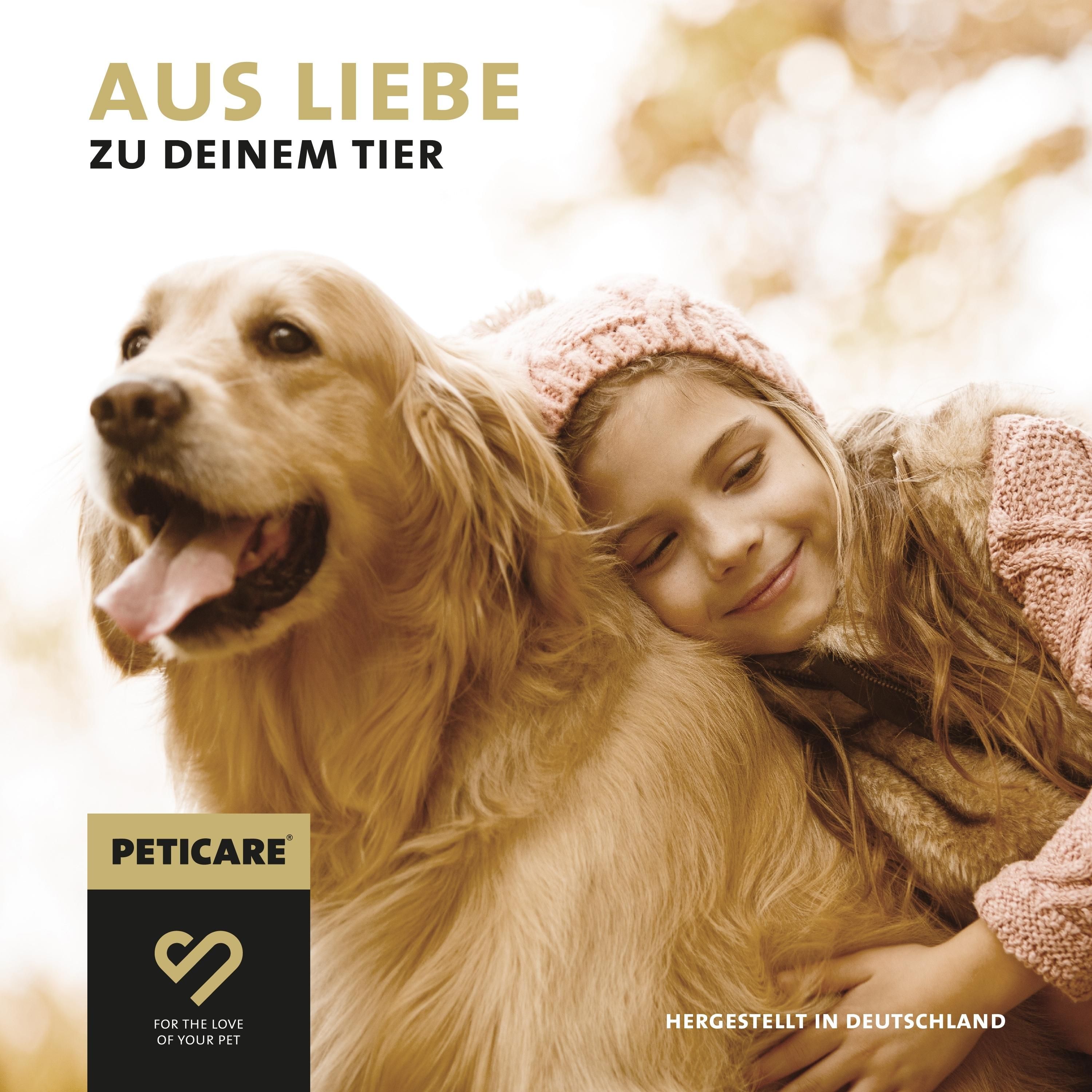 Kind umarmt Hund. Text: AUS LIEBE ZU DEINEM TIER. Logo: PETICARE. Text: HERGESTELLT IN DEUTSCHLAND.