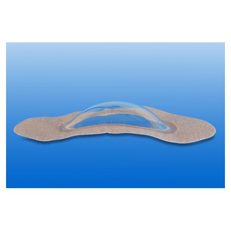 Adhäsiver Augenverband mit transparentem Einsatz. Beige-braune, ovale Form mit transparentem, gewölbtem Mittelteil.