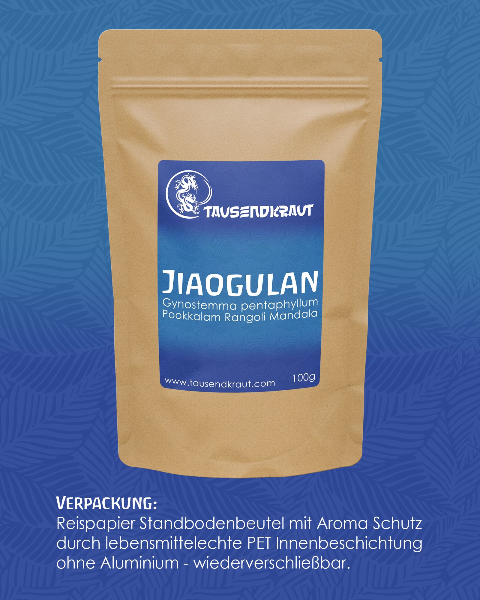 Beutel mit blauem Etikett. Aufschrift: Tausendkraut, Jiaogulan, Gynostemma pentaphyllum, Pookkalam Rangoli Mandala. 100g. Text: Verpackung.
