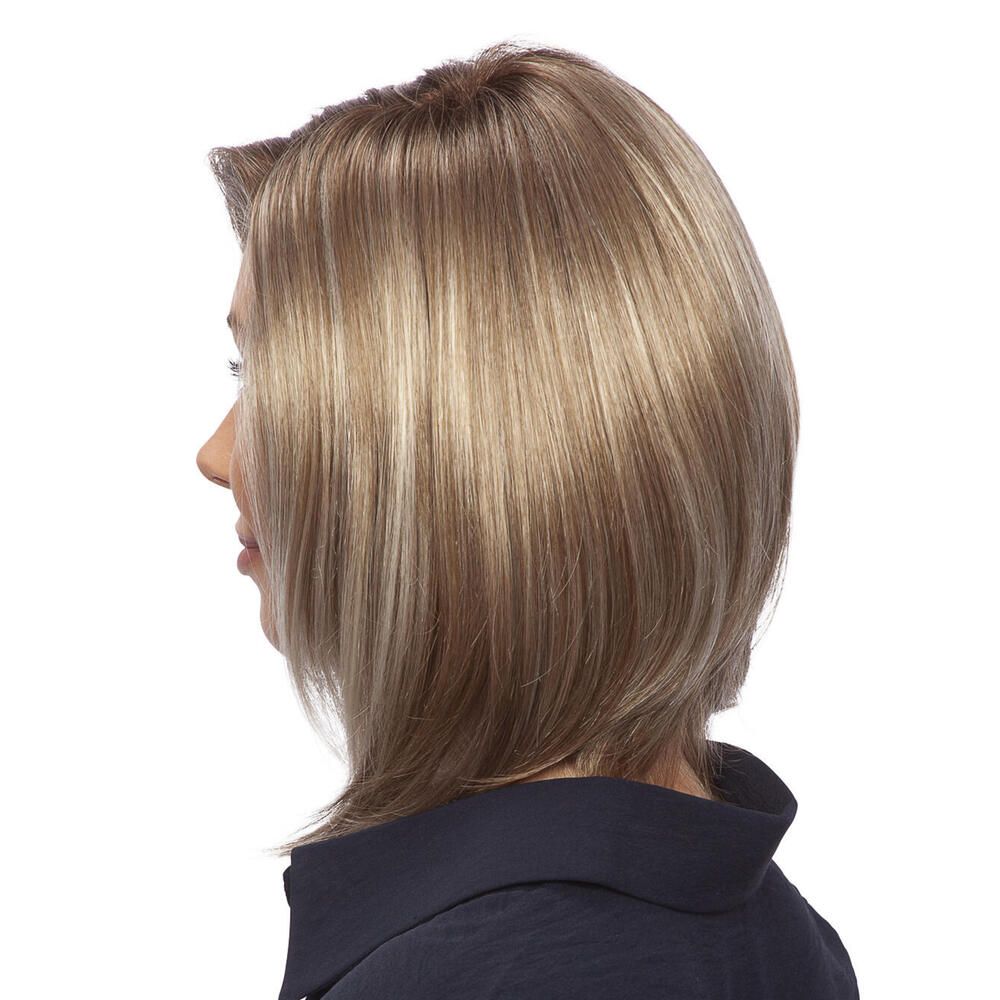 Perücke Megan von trendhair. Blond-braune Kunsthaarperücke. Profilansicht einer Frau.