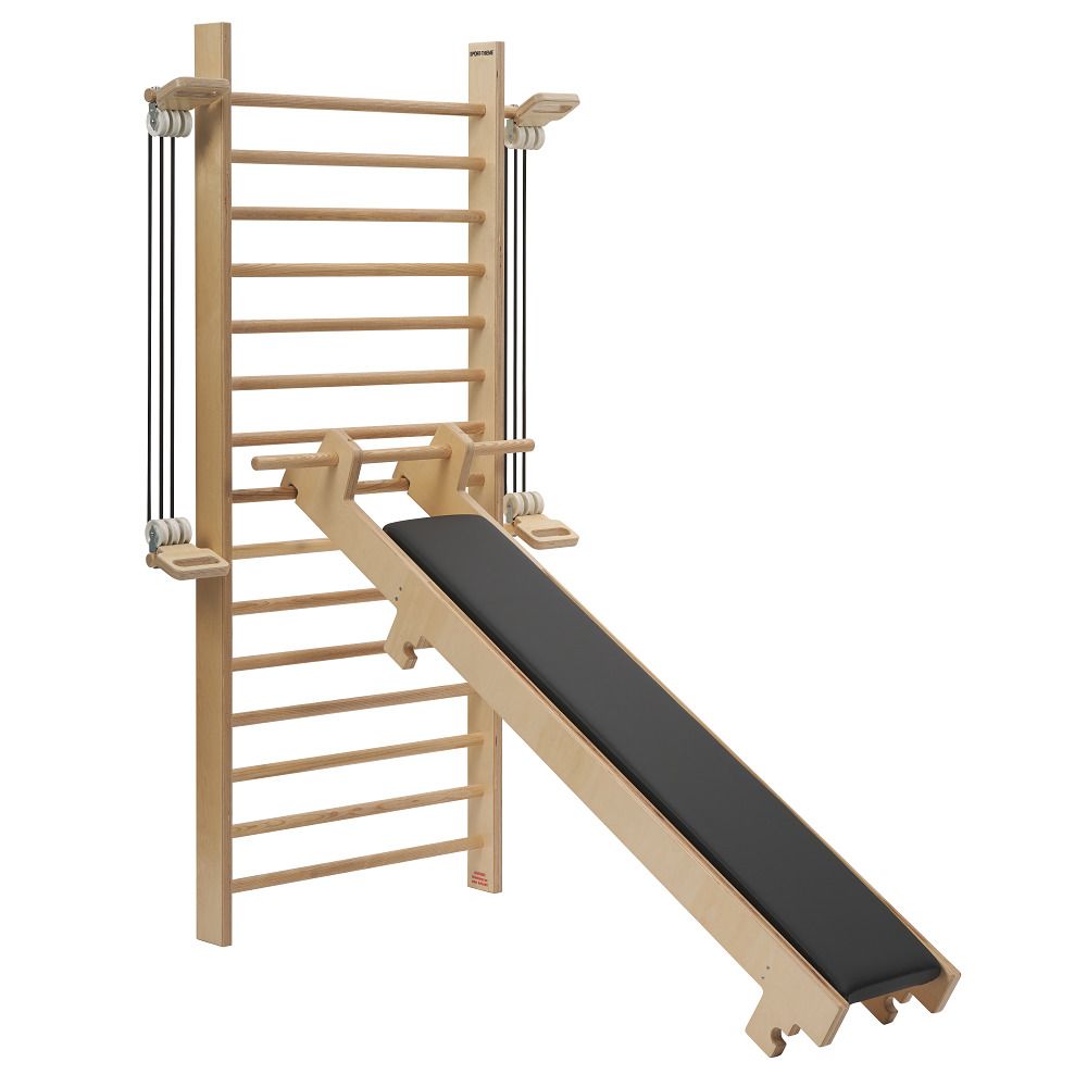 Sprossenwand aus Holz mit Sprossen, Seilzügen und einer schrägen Bank mit schwarzer Polsterung.