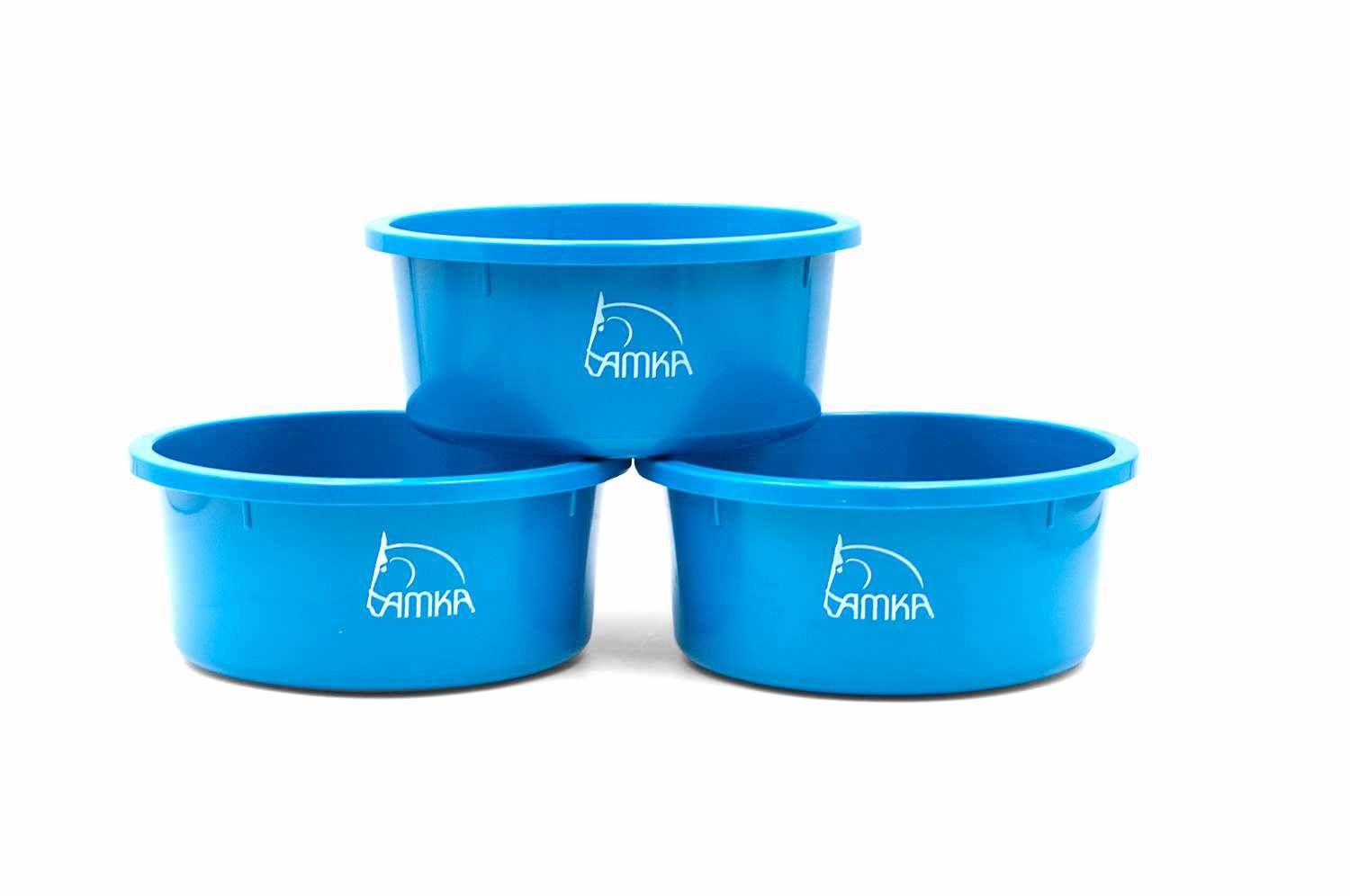Drei blaue Futterschalen. Jede Schale hat einen Rand und das Logo AMKA. Die Schalen sind übereinander gestapelt.
