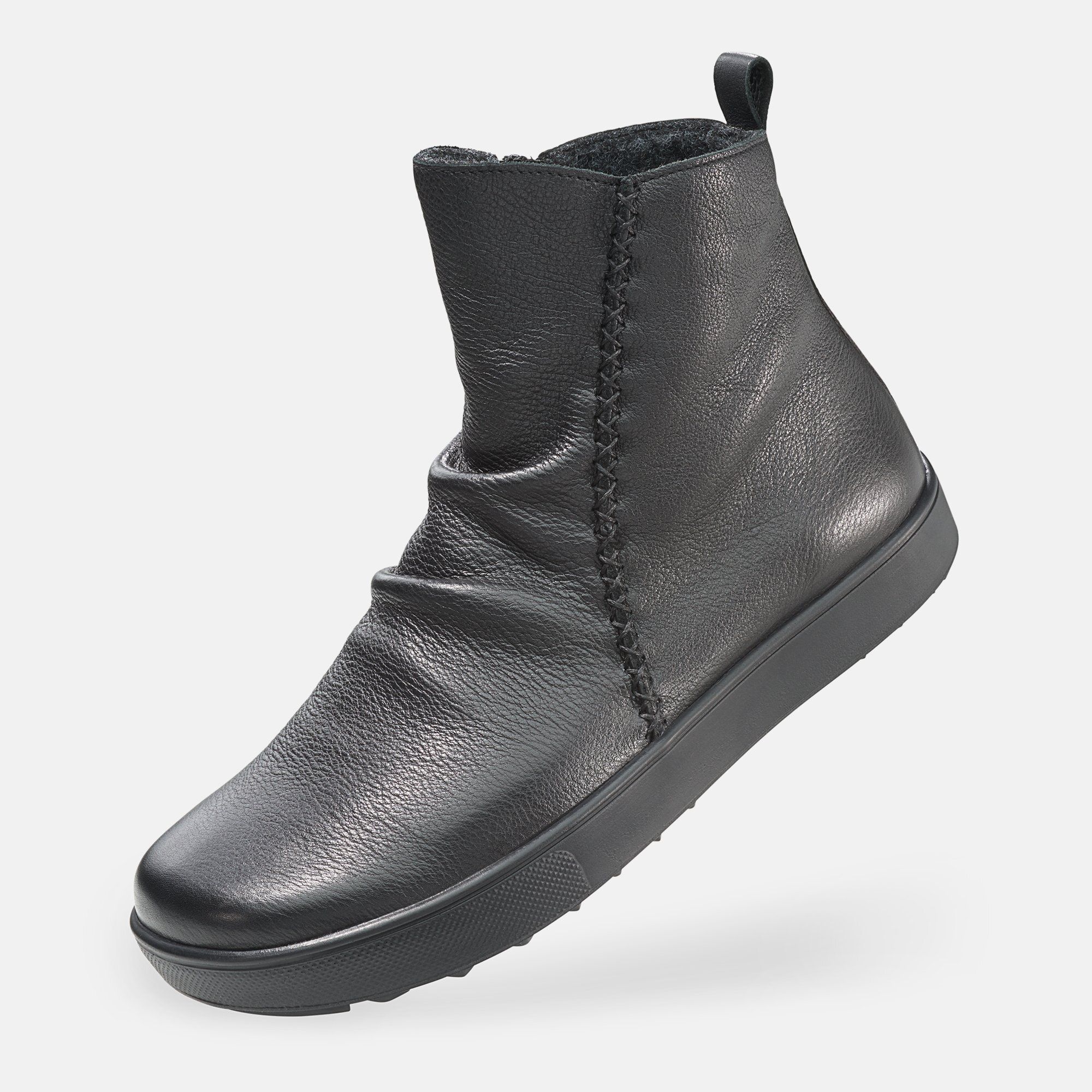 Schwarze Stiefelette mit seitlichem Reißverschluss und Ziernähten. Flache Sohle. Schuh leicht schräg gestellt.