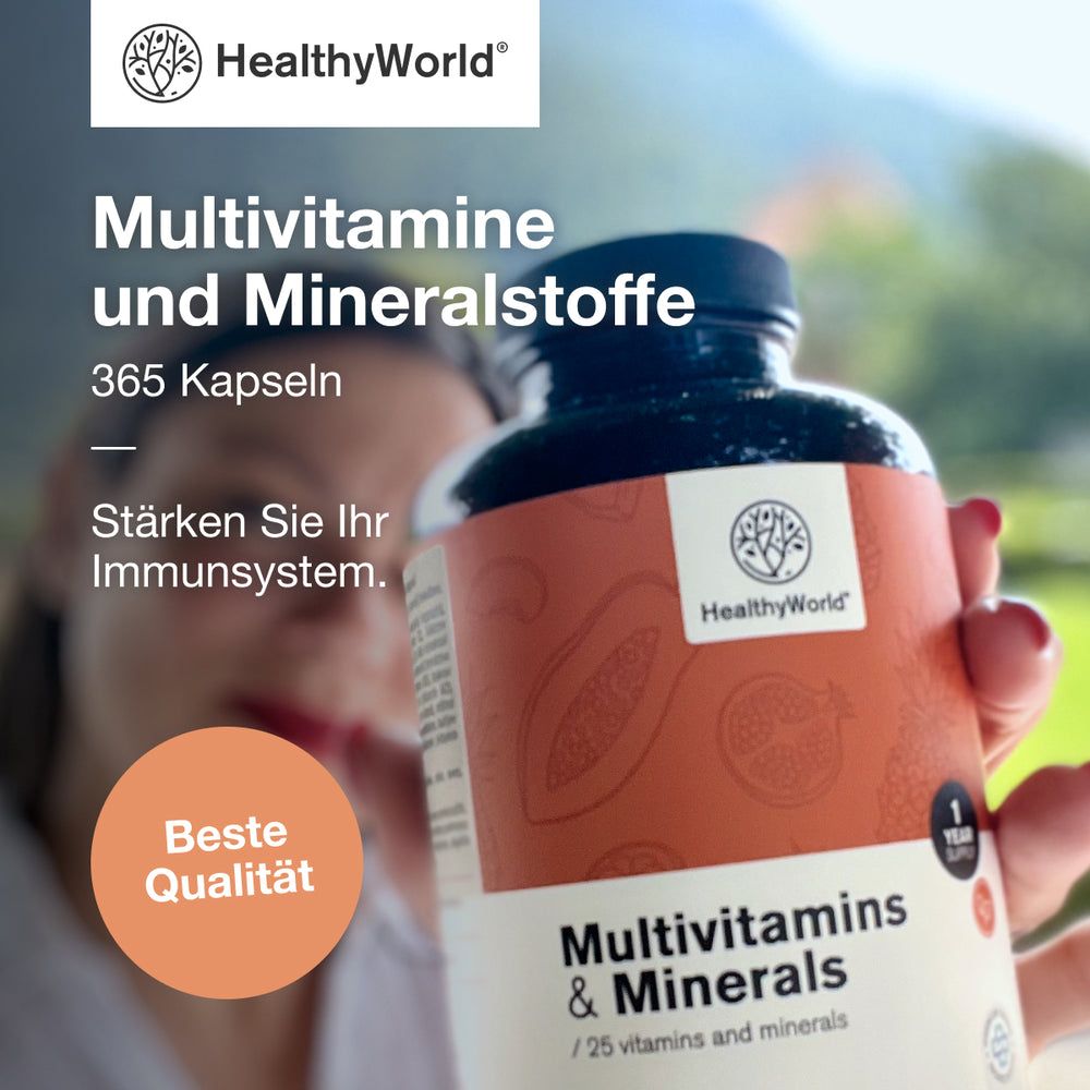 Nahaufnahme einer Flasche mit Multivitamine & Mineralien. Logo: HealthyWorld. Text: Beste Qualität. Frau hält Flasche.