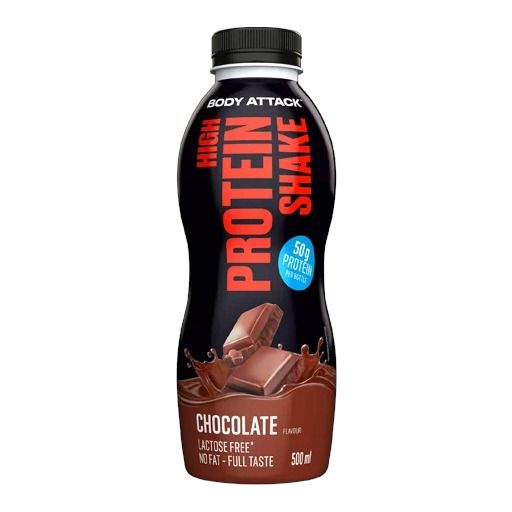 Schwarze Flasche mit rotem und weißem Text. "Body Attack High Protein Shake" und "Chocolate" sind sichtbar. Abgebildet sind Schokoladenstücke.