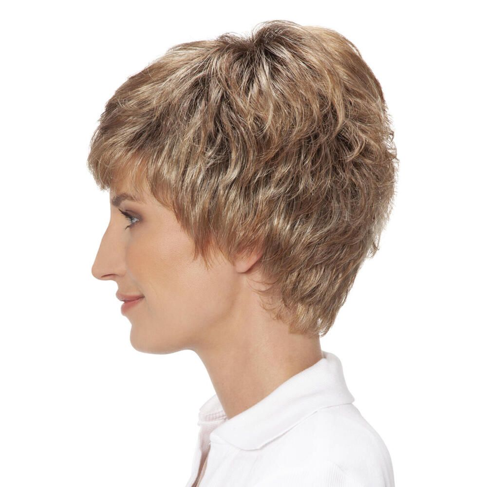 Kurzhaarperücke, blond-meliert, Seitenansicht einer Frau. Haarschnitt mit Pony. Frau trägt weißes Hemd.
