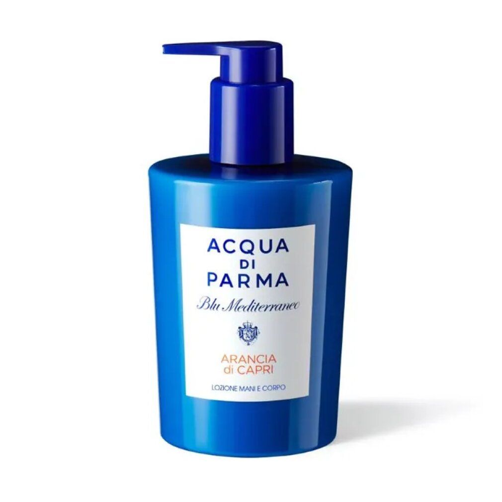Blaue Flasche mit Pumpverschluss. Weißes Etikett mit Text: Acqua Di Parma, Blu Mediterraneo, Arancia di Capri, Lozione Mani e Corpo.