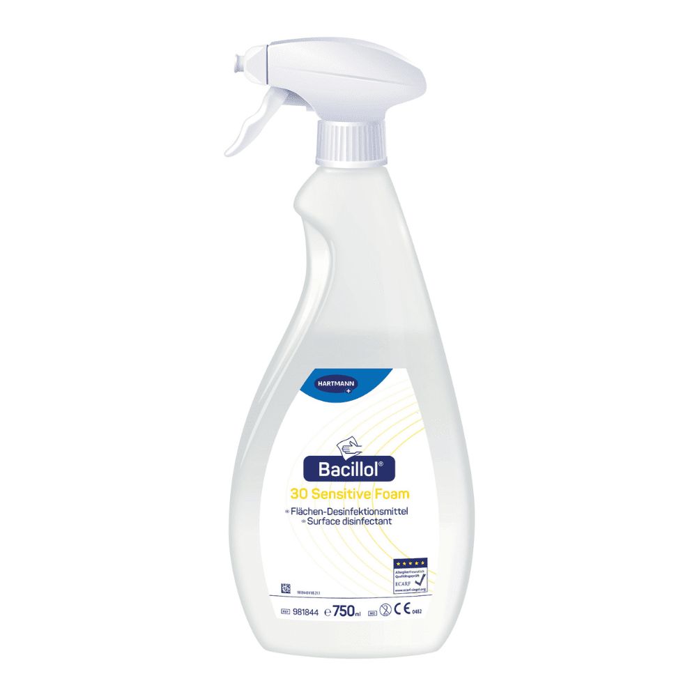 Weißliche Sprühflasche mit Sprühkopf. Beschriftung: Bacillol 30 Sensitive Foam, Flächen-Desinfektionsmittel, Surface disinfectant. Marke: Hartmann.