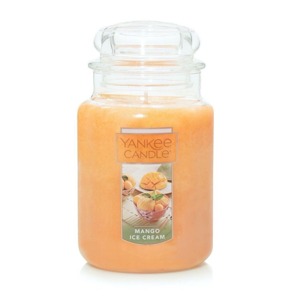 Duftkerze im Glas mit Deckel. Aufkleber mit Mango-Eis-Motiv. Aufschrift: Yankee Candle, Mango Ice Cream, Glace à la Mangue.