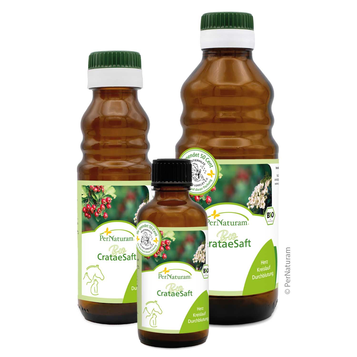 Drei braune Glasflaschen mit grünen Deckeln. Auf den Etiketten steht "PerNaturam Bio CrataeSaft".