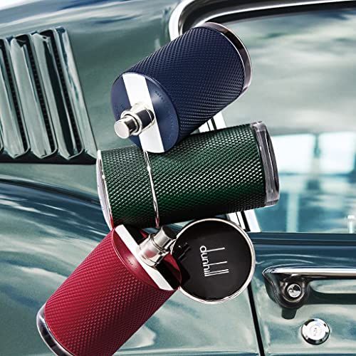 Drei Duftflakons in Rot, Grün und Blau. Schwarze Deckel mit Logo. Auf einer blauen Karosserie platziert.