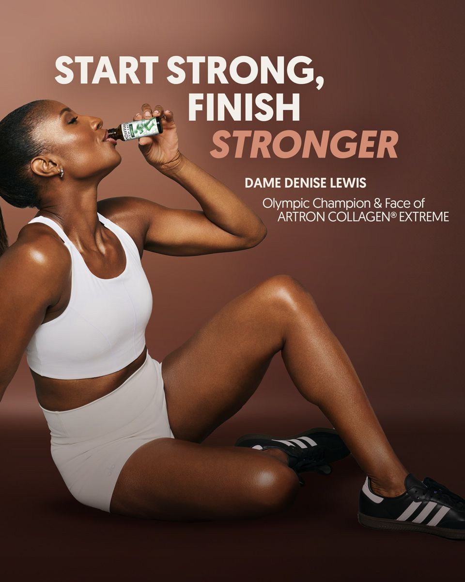 Frau trinkt Gold Collagen Artron Extreme. Aufschrift: Start Strong, Finish Stronger. Dame Denise Lewis, Olympiasiegerin.