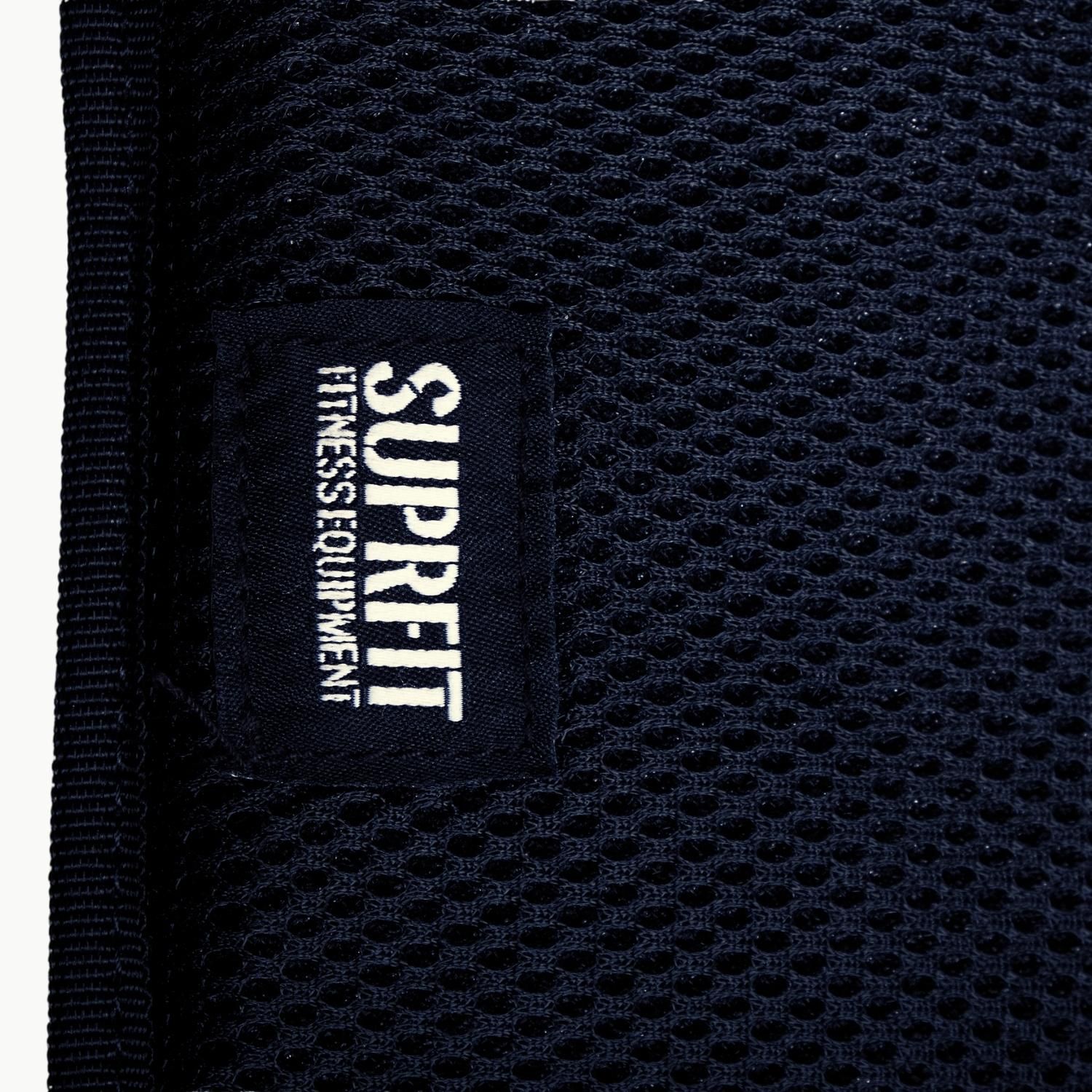 Nahaufnahme eines navyblauen Stoffes mit dem Logo "SUPRFIT FITNESS EQUIPMENT".