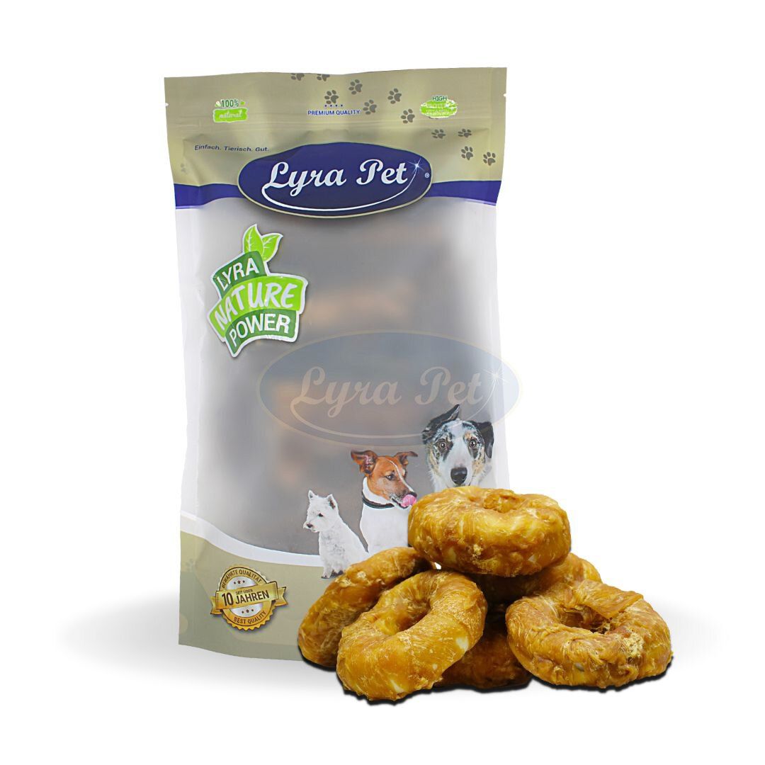 Lyra Pet® Kauringe mit Hühnerbruststreifen, in Beutel. Produkt und einige Ringe liegen davor. Logo und Hunde-Illustrationen.