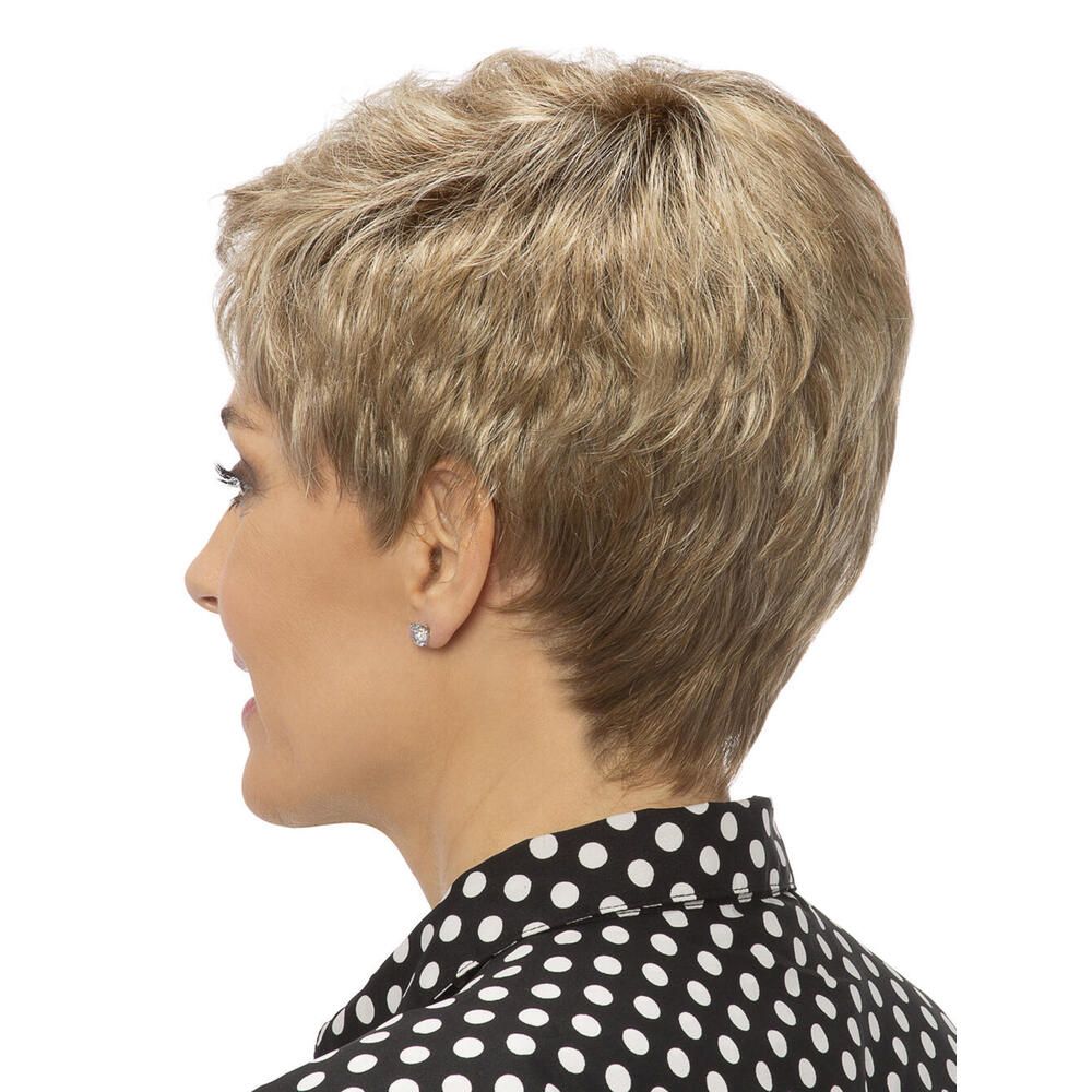 Kurzhaarperücke, blond, wellig. Frau mit gepunkteter Bluse. Seitenansicht.