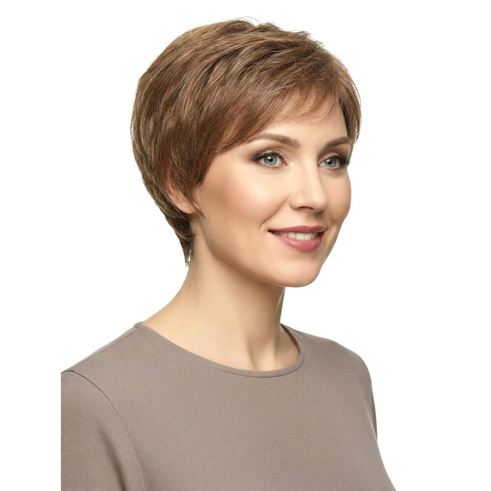 Kurzhaarperücke in Braun-Rot-Tönen. Frontale Seitenansicht einer Frau mit Perücke und braunem Oberteil.