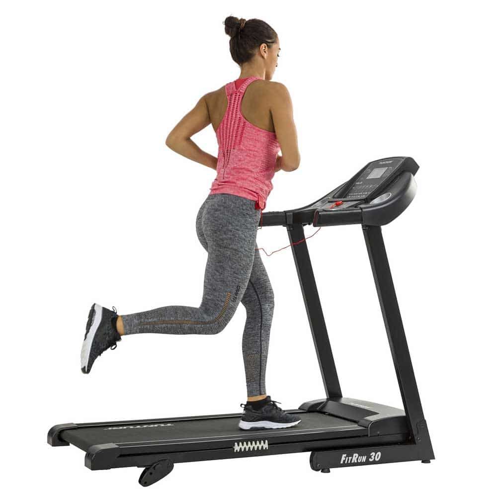 Person läuft auf einem schwarzen Laufband. Marke Tunturi, Modell FitRun 30. Frau in Sportkleidung.