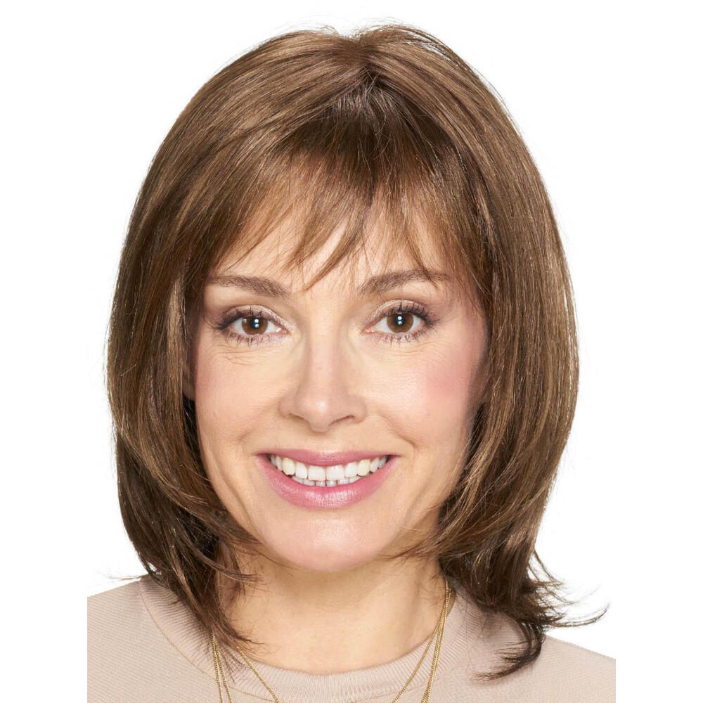 Perücke CALGARY von DELUXE. Braun, schulterlang, mit Pony. Frau mit Perücke, Blick in die Kamera.