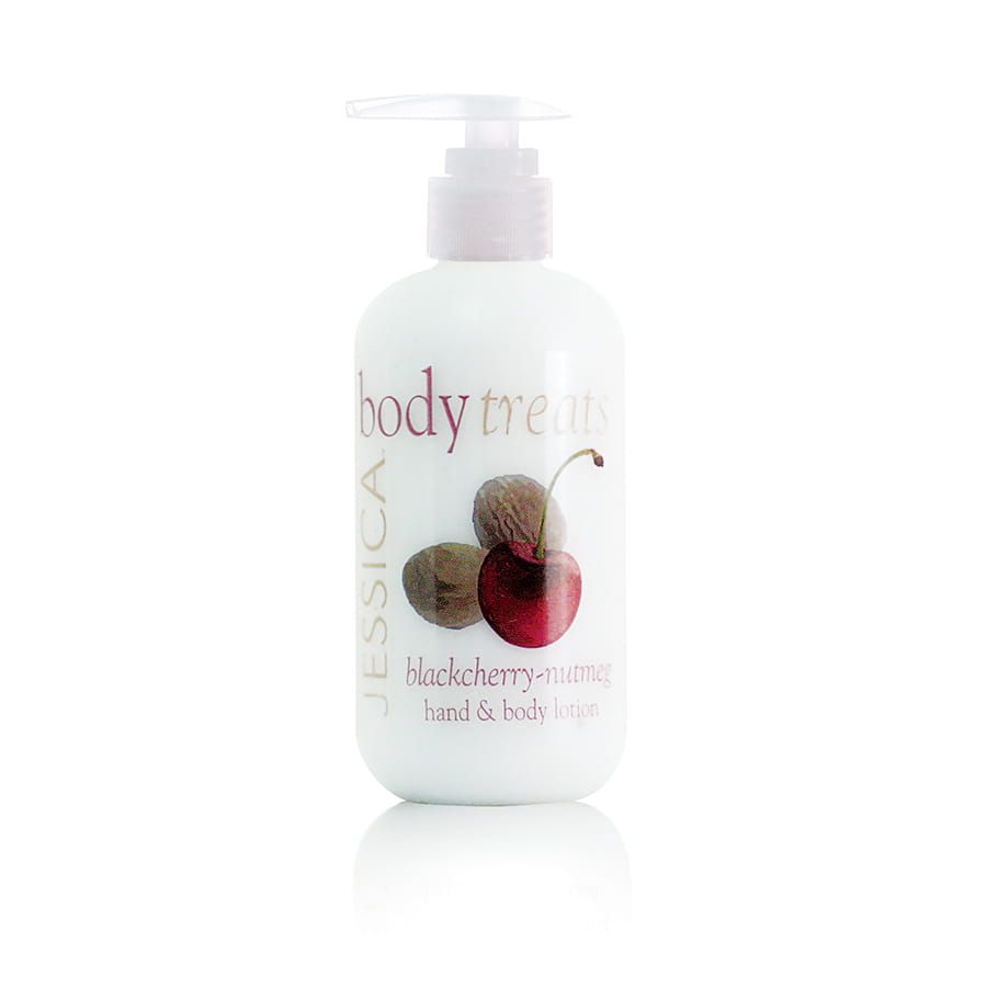 Weiße Flasche mit Pumpverschluss. Aufschrift: JESSICA, body treats, blackcherry-nutmeg hand & body lotion. Abbildung von Kirsche und Muskatnuss.