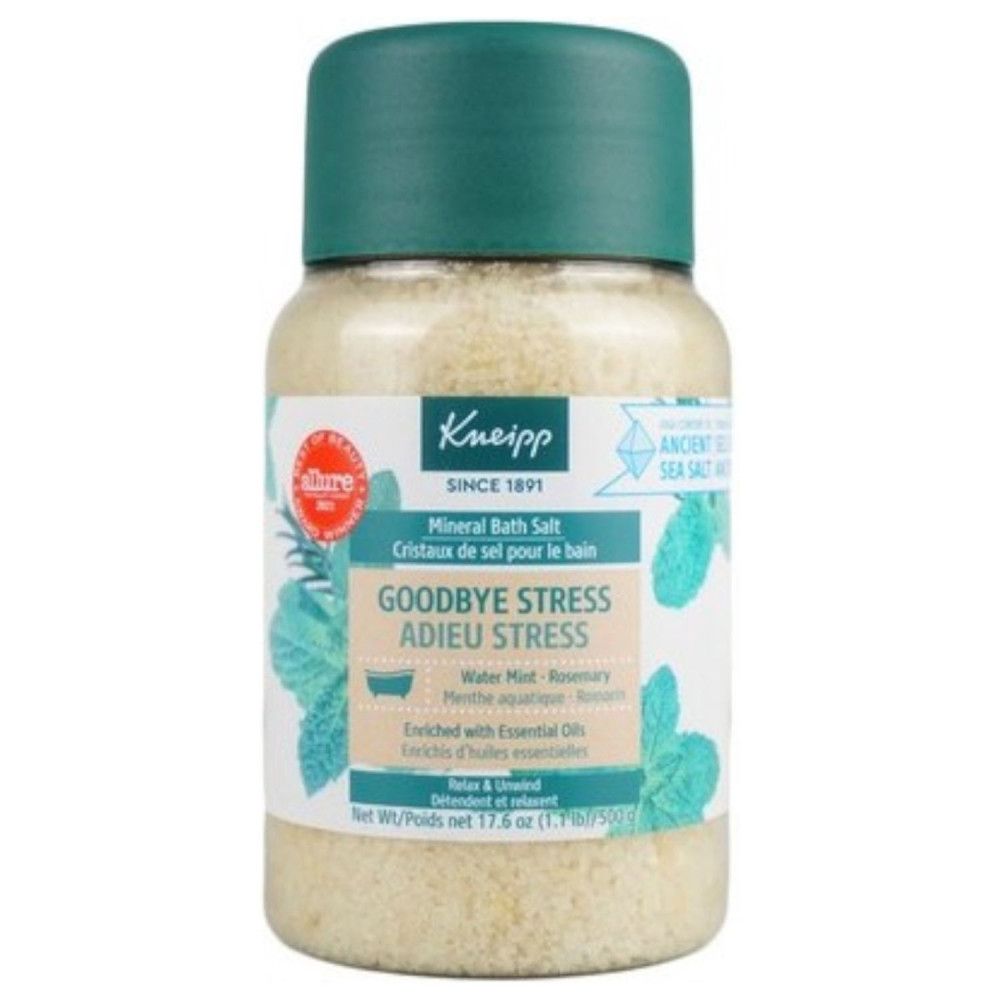 Zylindrische Dose mit Badesalz-Kristallen. Aufschrift: Kneipp, Goodbye Stress. Grüner Deckel. Mint- und Rosmarindekor.