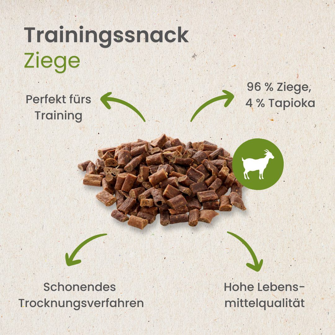 Haufen von kleinen, getrockneten Hundeleckerlis aus Ziegenfleisch und Tapioka.