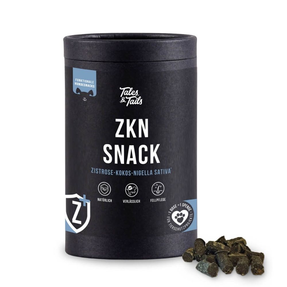 Schwarze Dose mit Aufschrift ZKN SNACK. Enthält Snacks. Aufschrift: Tales & Tails. Zutaten: Zistrose, Kokos, Nigella Sativa. Mit Logos.