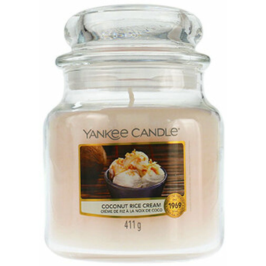 Yankee Candle Duftkerze Coconut Rice Cream. Glasbehälter mit Deckel. Etikett mit Produktbild und Text. 411g.