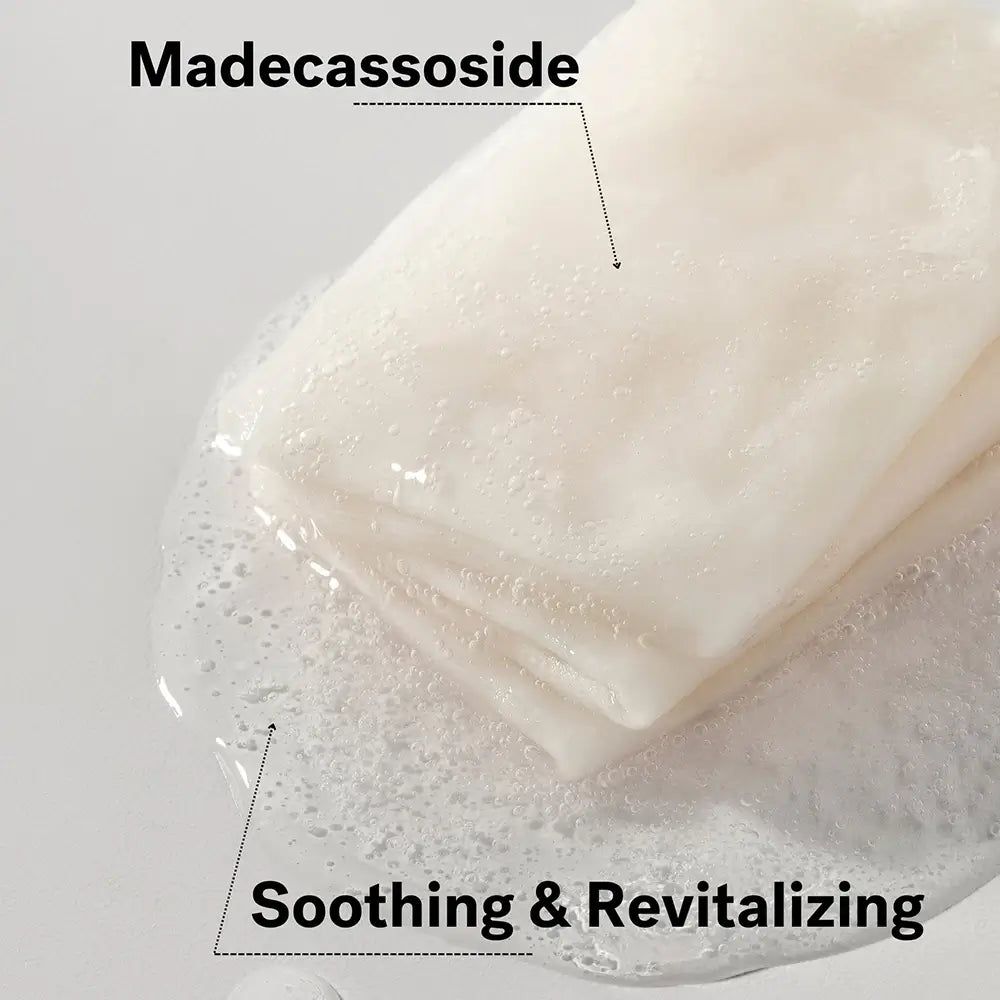 Gestapelte ROVECTIN DR. MASK CICA Blemish Sheet Masks in schäumender Flüssigkeit, mit Beschriftung 'Madecassoside'.