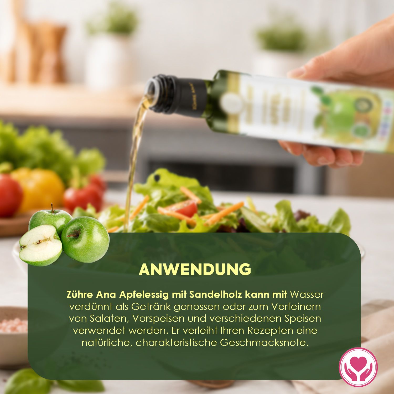 Flasche Apfelessig mit Sandelholz wird über einen Salat gegossen. Grüne Äpfel liegen daneben.