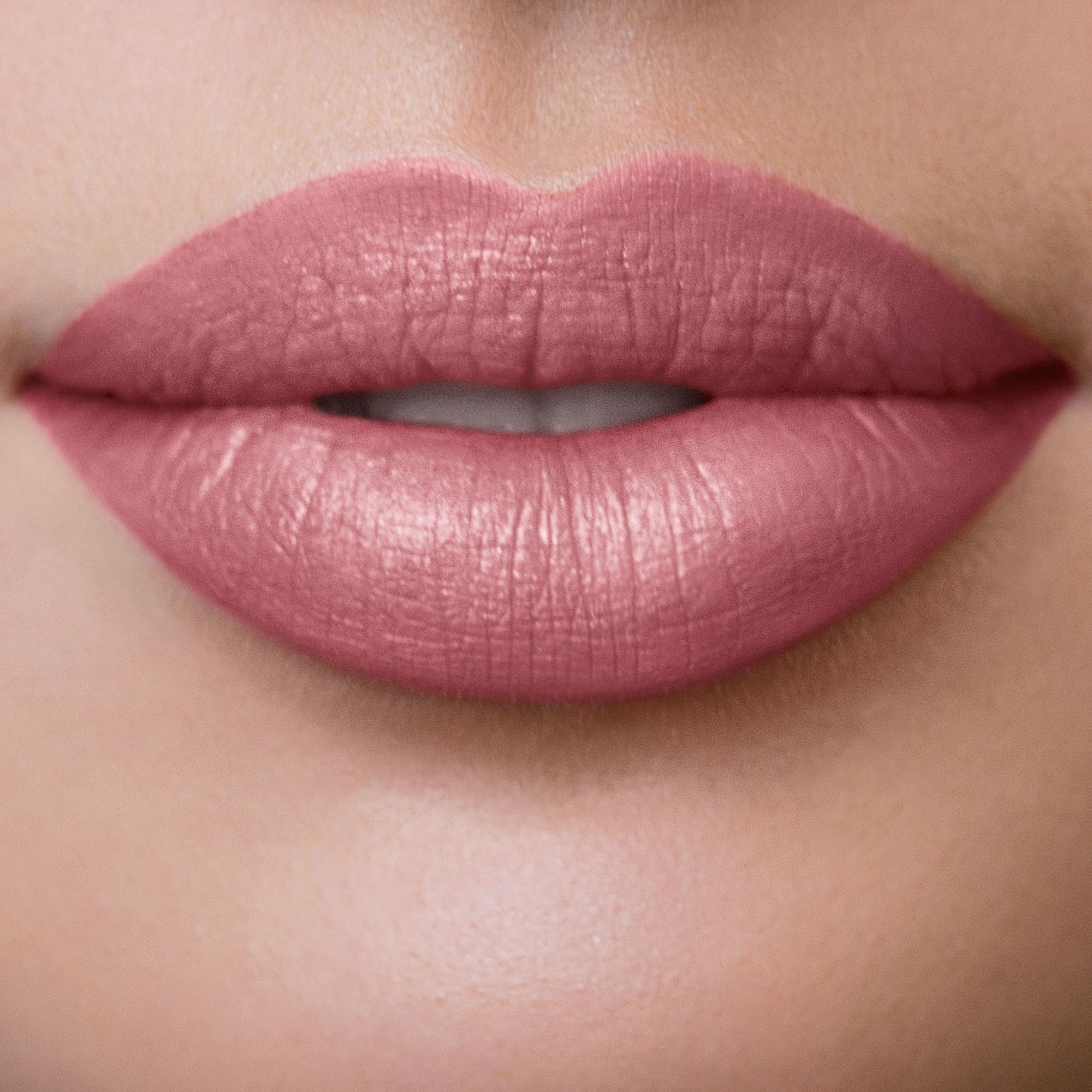 Nahaufnahme von Lippen mit rosafarbenem Lippenstift.