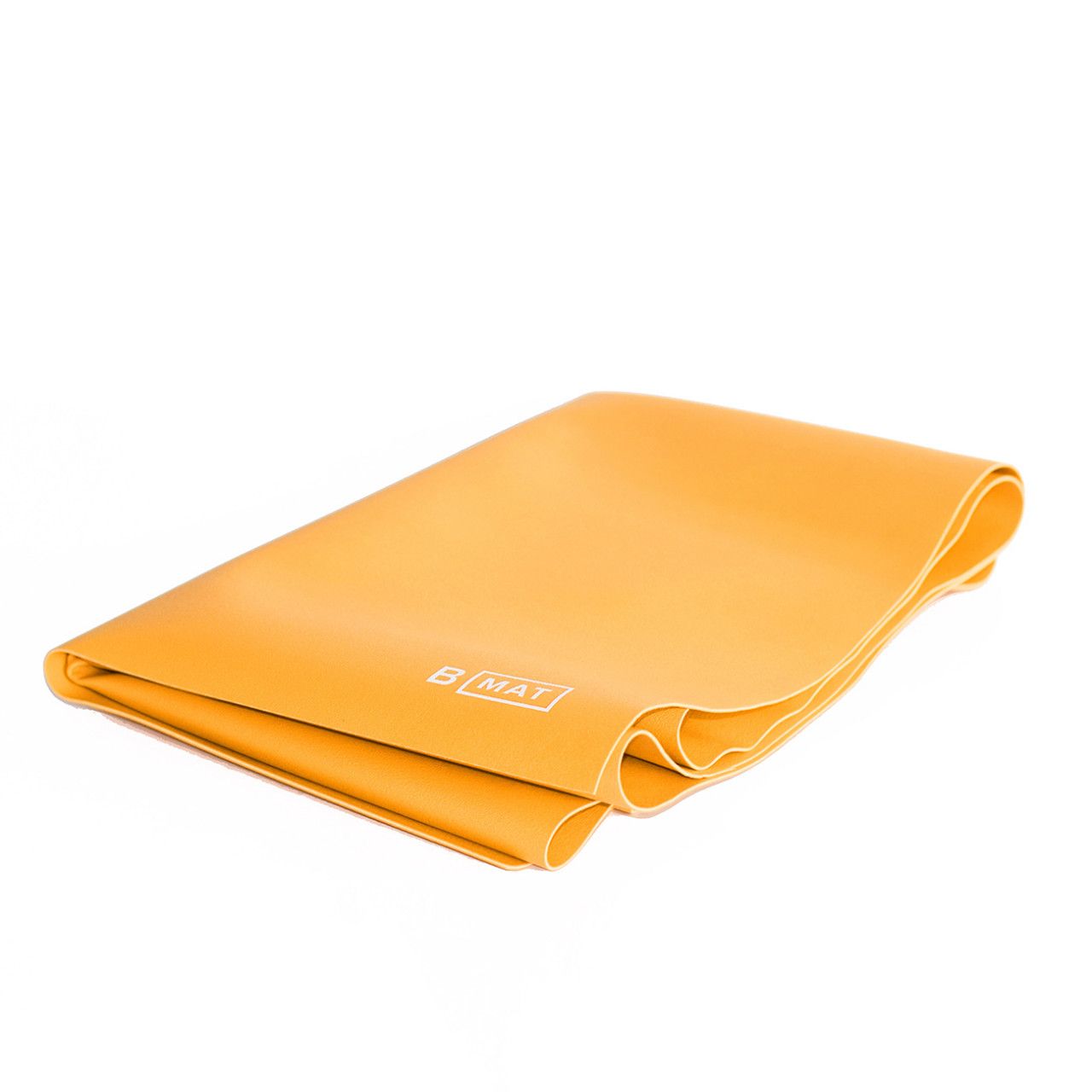 Gefaltete, gelb-orange Yogamatte. Logo B MAT sichtbar.