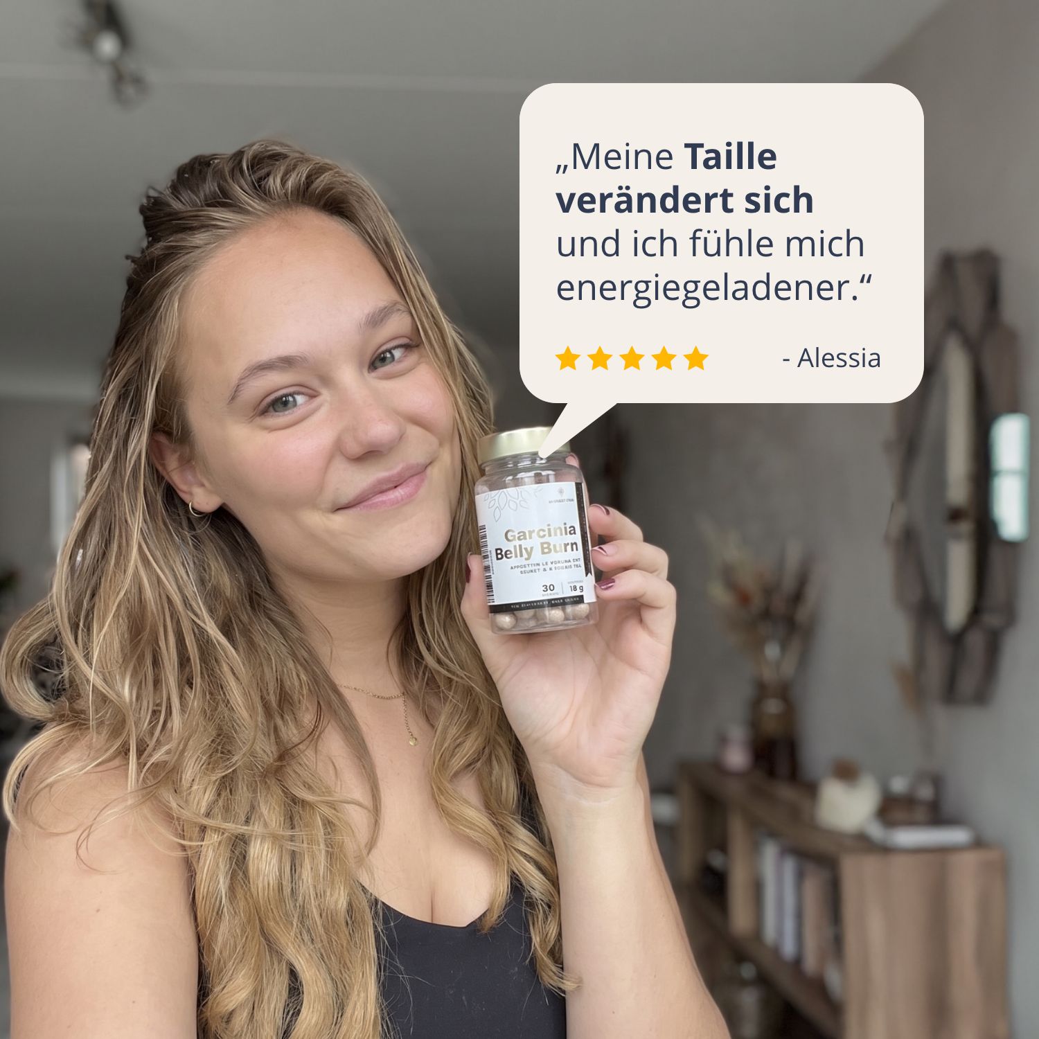 Frau hält eine Flasche Garcinia Belly Burn und lächelt, mit einem Zitat über veränderte Taille und Energie.