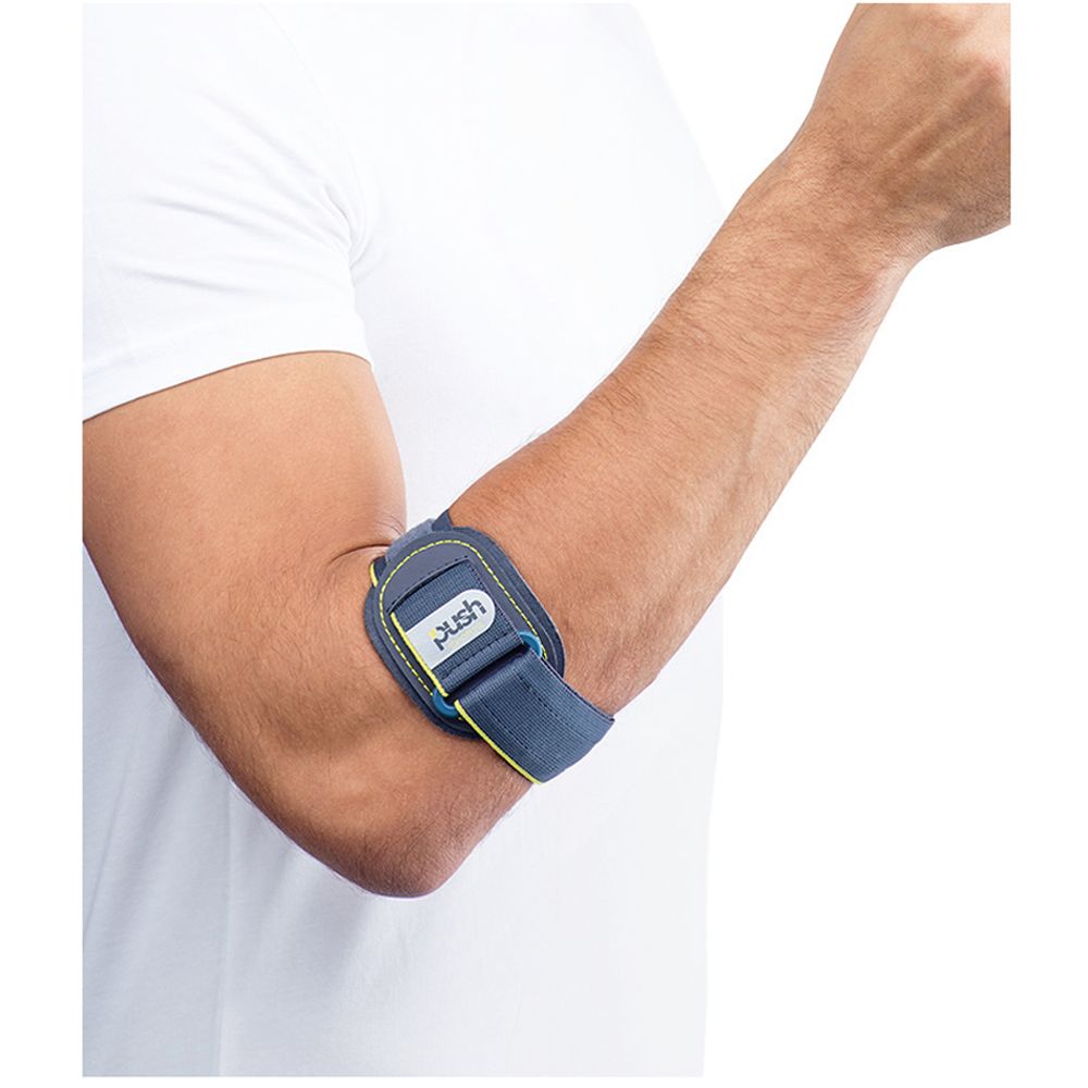 Ellbogenbandage am Arm eines Mannes. Grau mit gelben Akzenten, Push-Logo. Blaue Schnalle und Klettverschluss.