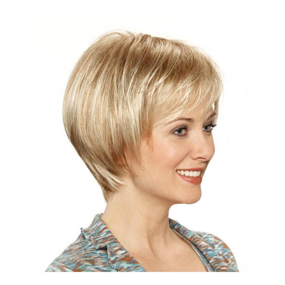 Blonde Perücke mit kurzem, gestuftem Schnitt. Seitenansicht.