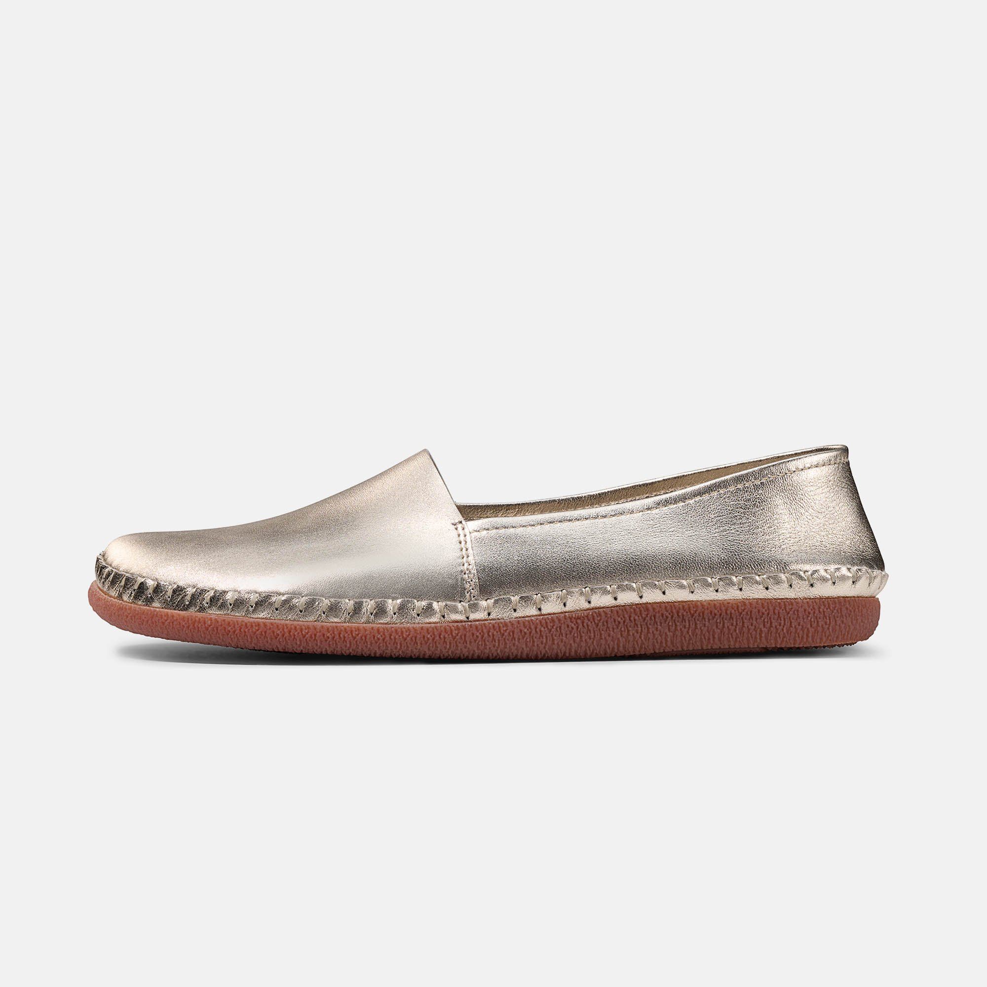 Goldfarbener Slipper mit brauner Sohle. Quadratische Zehenpartie, sichtbare Nähte.