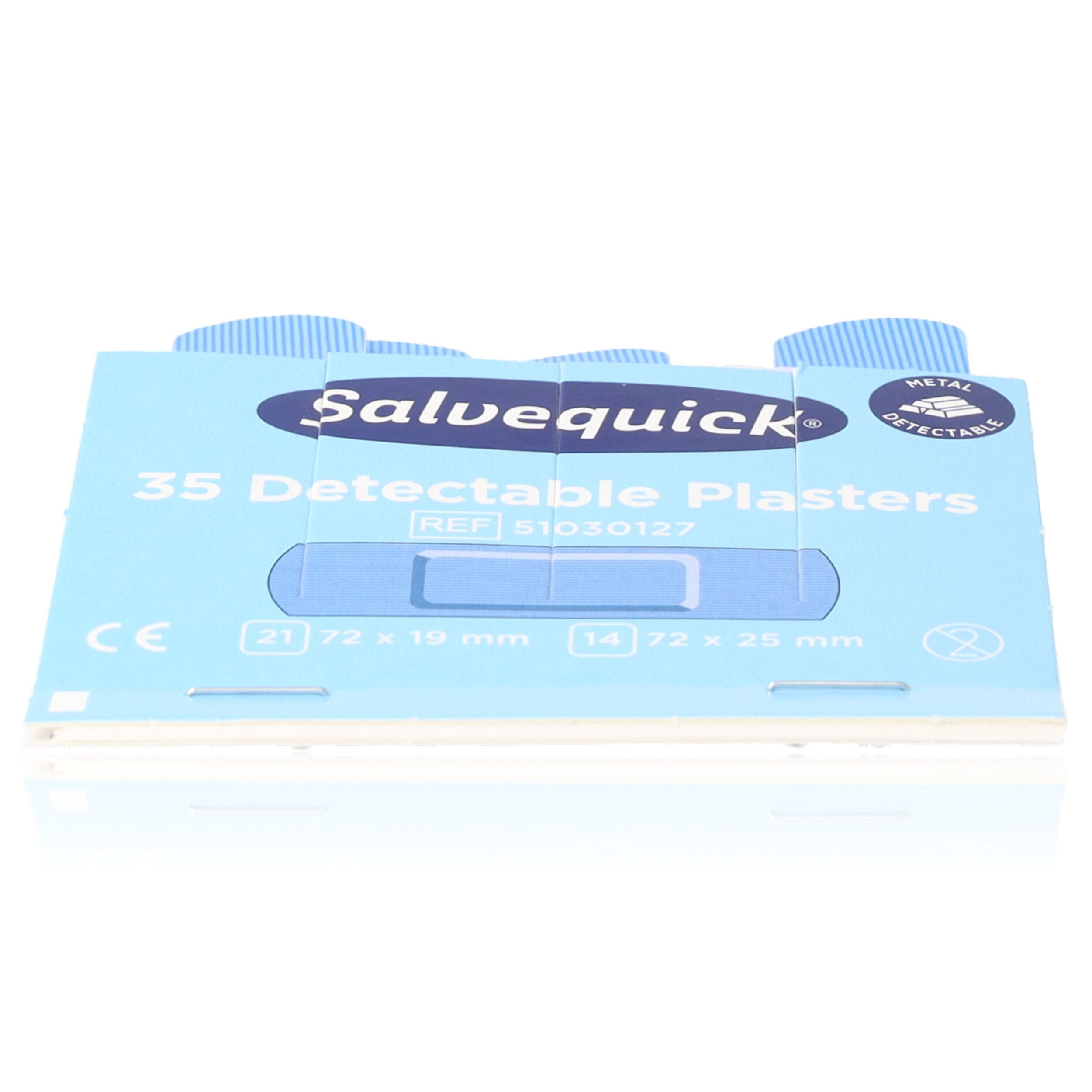 Geöffnete Salvequick-Pflaster-Nachfüllpackung. Blaue Pflasterstreifen sind sichtbar. Aufschrift '35 Detectable Plasters'.